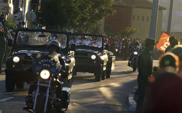 A caravana com as cinzas do herói cubano chega a Santiago de Cuba, onde os restos de Castro são enterrados em cerimônia privada.