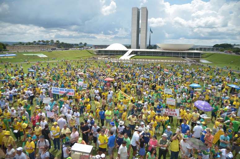O Movimento Vem Pra Rua realiza manifestações em todo o país. O ato é em apoio à Operação Lava Jato e contra a corrupção e a forma de se fazer política no Brasil