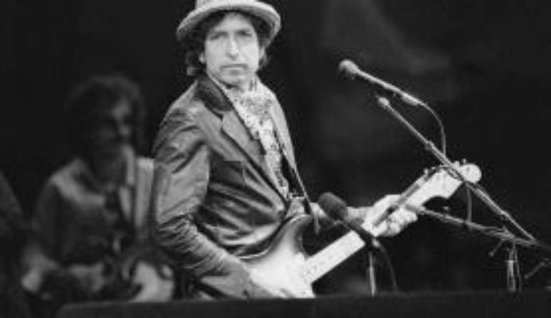 Imagem de arquivo de 1984 mostra o cantor e compositor norte-americano Bob Dylan se apresentando no estádio St. Jakob-Park, em Basel, na Suíça