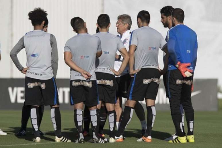 Oswaldo de Oliveira conversa com jogadores do Corinthians em treinamento (Foto: Daniel Augusto Jr)