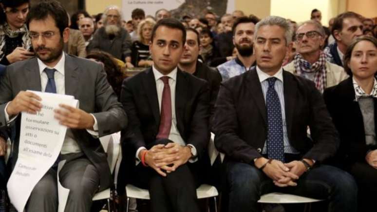 Luigi Di Maio (2º da esq. para direita) é membro do Movimento Cinco Estrelas e vice-presidente da Câmara de Deputados italiana 