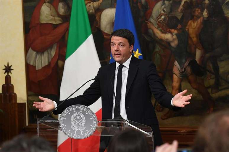 Apesar de ter anunciado sua renúncia, Matteo Renzi ficará por mais algum tempo no cargo a pedido do presidente italiano
