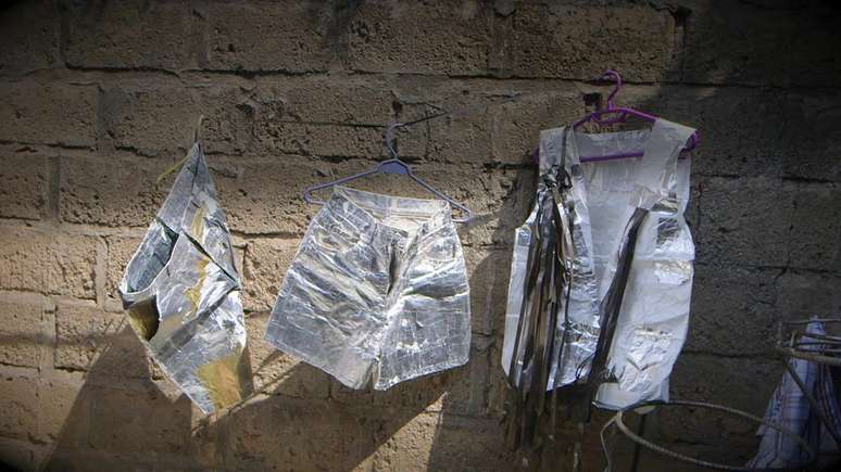 Para o estilista Cedrick Mbengi, que cria roupas feitas totalmente de papel na República Democrática do Congo, o papel é um tecido.
