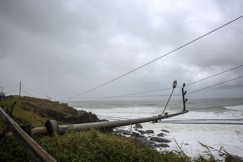 Destruição causada pela chuva e vendaval em Florianópolis (SC), na madrugada deste domingo (4).