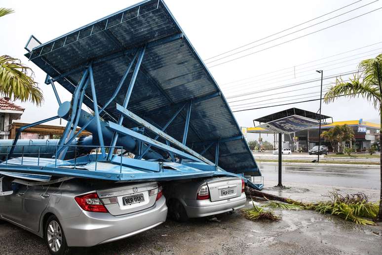 Destruição causada pela chuva e vendaval em Florianópolis (SC), na madrugada deste domingo (4).