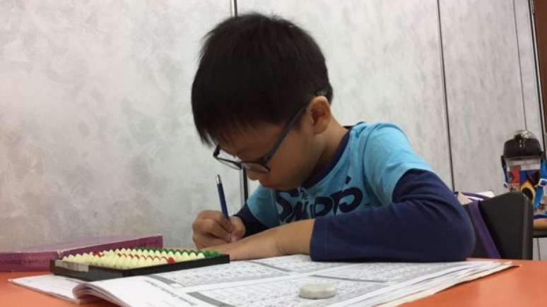 Lucas Chan participa de aulas de matemática à noite para ter mais confiança