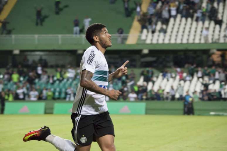 Leandro teve sua segunda melhor temporada, com 12 gols marcados. Em 2013, ele marcou 19 no Palmeiras. (Foto: Guilherme Artigas)