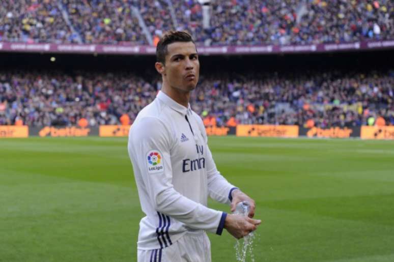 Cristiano Ronaldo conquistou a Liga dos Campeões de 2015/16 e a Euro-16 com Portugal (Foto: JOSEP LAGO / AFP)