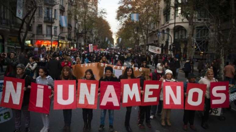 A morte de Luc&iacute;a, uma adolescente estuprada e assassinada na Argentina, mobilizou milhares de mulheres no pa&iacute;s vizinho e em outras cidades do continente