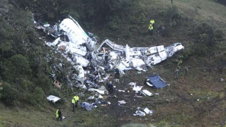 As autoridades colombianas suspeitam que não havia mais combustível nos tanques do avião da Lamia, que caiu nas montanhas próximas a Medellín. 
