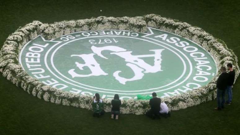 As homenagens às vítimas do acidente continuam, assim como a busca de respostas para a tragédia que chocou o futebol mundial. 
