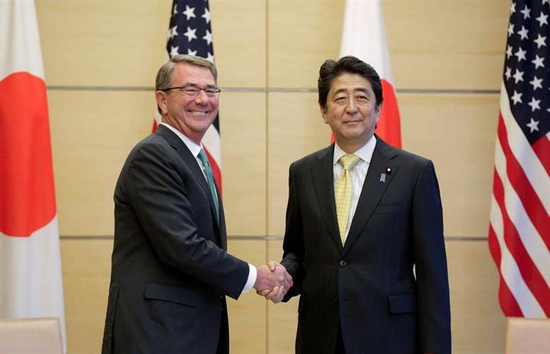 Ash Carter, secretário de Defesa dos Estados Unidos, se reúne com Shinzo Abe, primeiro-ministro japonês, em Tóquio, nesta terça-feira