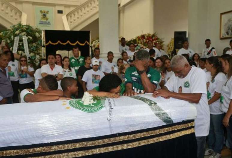 Entre os 71 mortos na trag&eacute;dia do voo CP-2933 estava o time da Chapecoense, que ia disputar a final da Copa Sul-Americana contra o Atl&eacute;tico Nacional de Medell&iacute;n. 