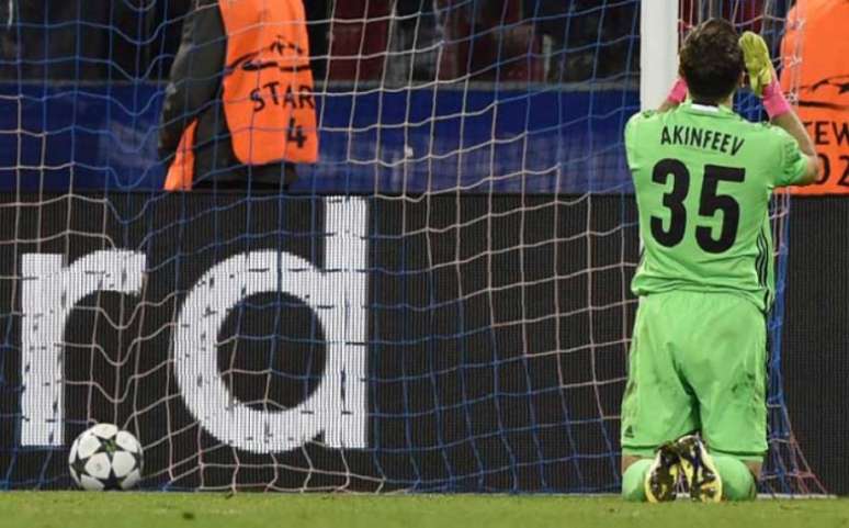 Akinfeev fez gol contra (Foto: YURI KADOBNOV / AFP)
