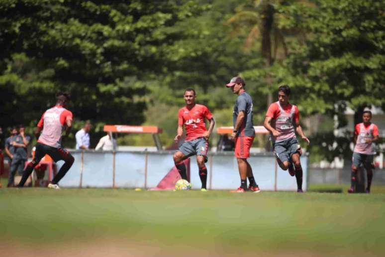 Zé Ricardo testou Alan Patrick no lugar de Diego no treino desta quarta-feira (Foto: Gilvan de Souza/Flamengo)
