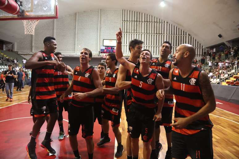 Após W.O. do Vasco, jogadores do Flamengo comemoram a conquista do título estadual de basquete do RJ