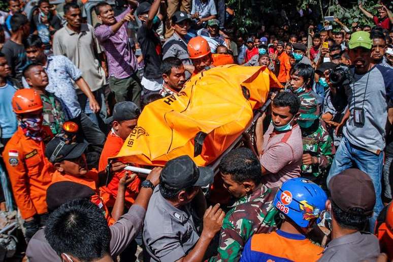 Corpo é retirado de escombros após terremoto na Indonésia