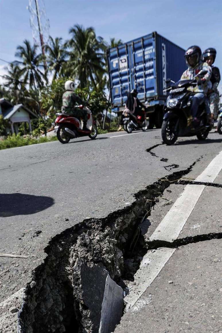 Abalo provocou até mesmo rachaduras em estradas da Indonésia
