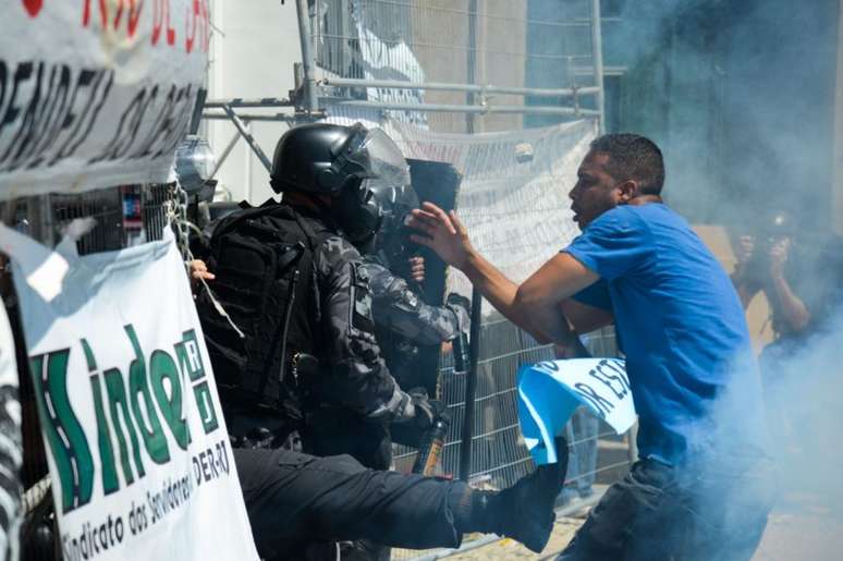Confronto em frente à sede da Alerj, durante protesto de servidores do Rio contra a votação do pacote de ajuste fiscal 