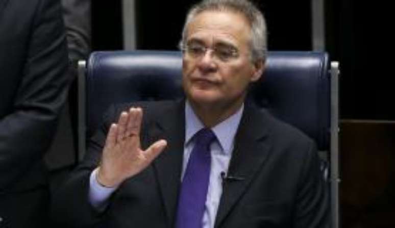 Brasília - O presidente do Senado, Renan Calheiros, preside a primeira sessão após a decisão do Supremo Tribunal Federal em mantê-lo no cargo. 