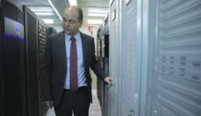 Ministro da Saúde visita a sala cofre, onde serão guardados dados do SUS