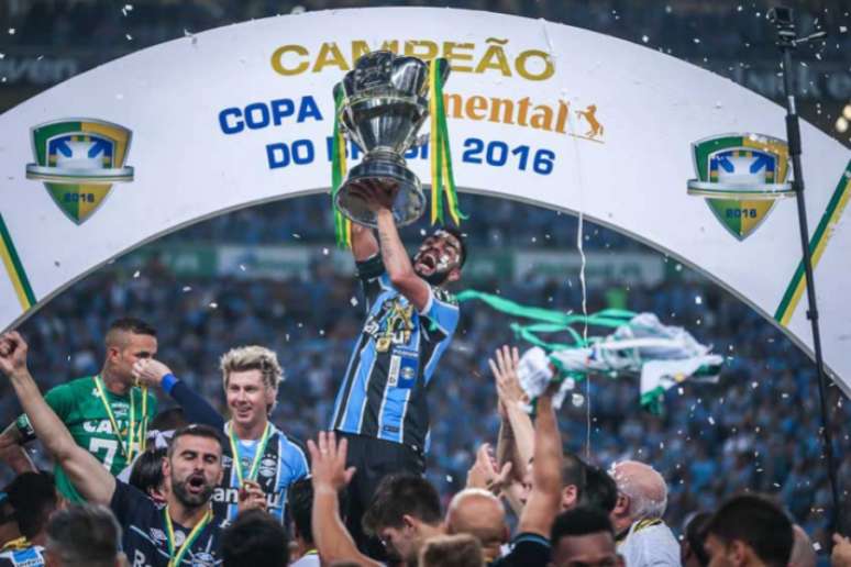 O Grêmio quebrou o jejum de 15 anos sem títulos nesta quarta-feira (Foto: JEFFERSON BERNARDES/AFP)