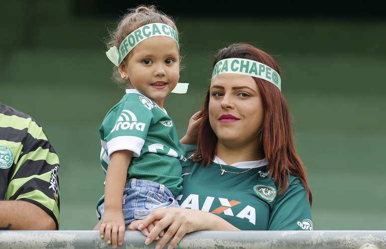 Torcedores compareceram no estádio Couto Pereira, em Curitiba (PR), para homenagear a Chapecoense, que faria o segundo jogo da final da Copa Sul-americana no estádio do time paranaense