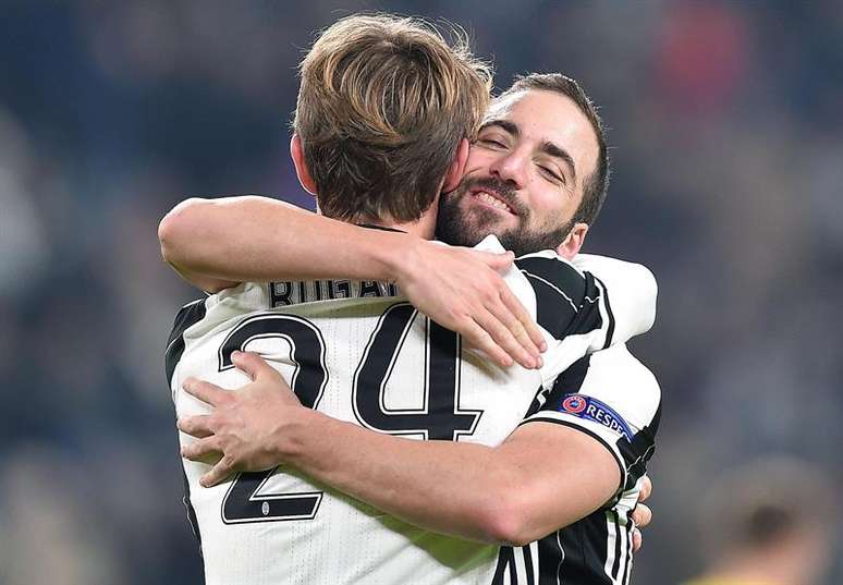 Juventus vence outra e garante primeira colocação