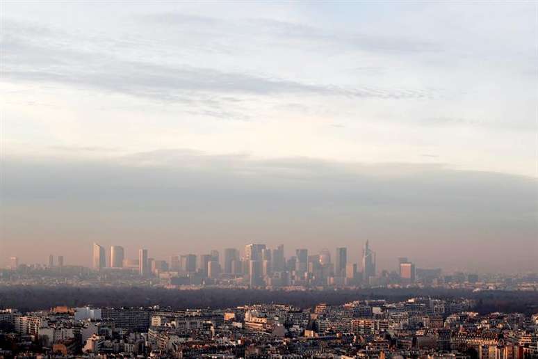Imagem mostra camada de poluição sobre Paris