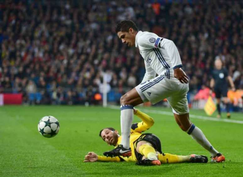Varane foi titular do Real Madrid no empate em 2 a 2 com o Borussia Dortmund (Foto: Pierre-Philippe Marcou / AFP)