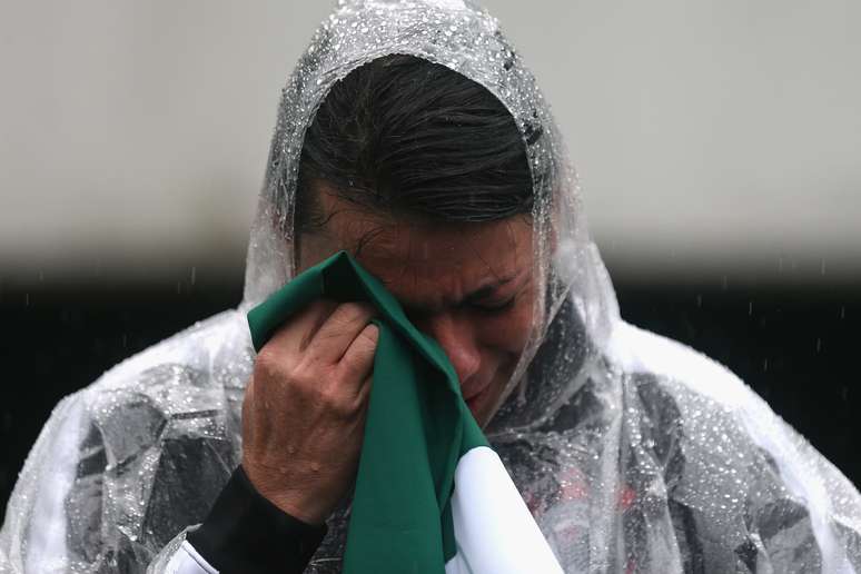 Torcedor chora durante velório, em Chapecó (SC), dos integrantes da Chapecoense mortos na tragédia da queda do voo na Colômbia