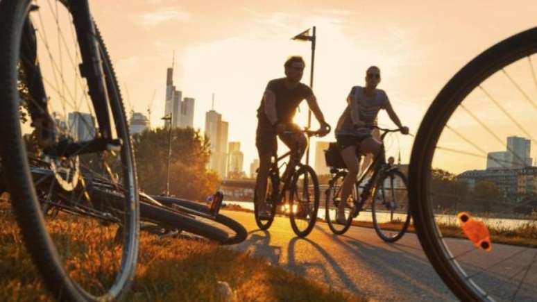 As margens do rio Meno atraem ciclistas, patinadores e pessoas em busca de boa forma f&iacute;sica