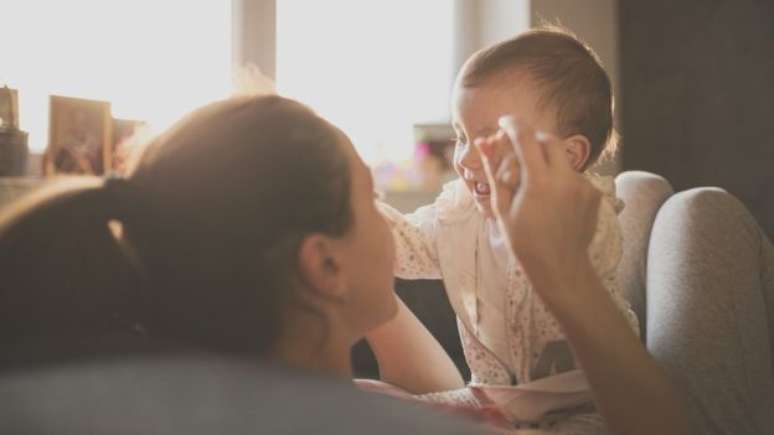 Criar meus filhos me levou &agrave; fal&ecirc;ncia, diz escritora francesa sobre gastos com crian&ccedil;as
