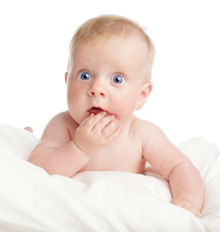 Embora existam os que não sofram com isso, a maioria dos bebês sente dor, fica irritado e alguns apresentam até febre quando os dentes começam a nascer