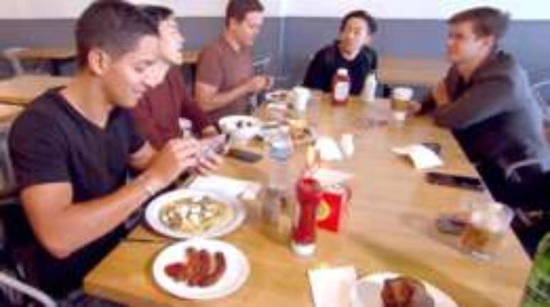 Membros do grupo WeFast se reúnem para um café da manhã comunitário em San Francisco