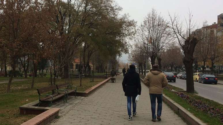 Moradores caminham em rua na cidade de Veles, no interior da Macedônia