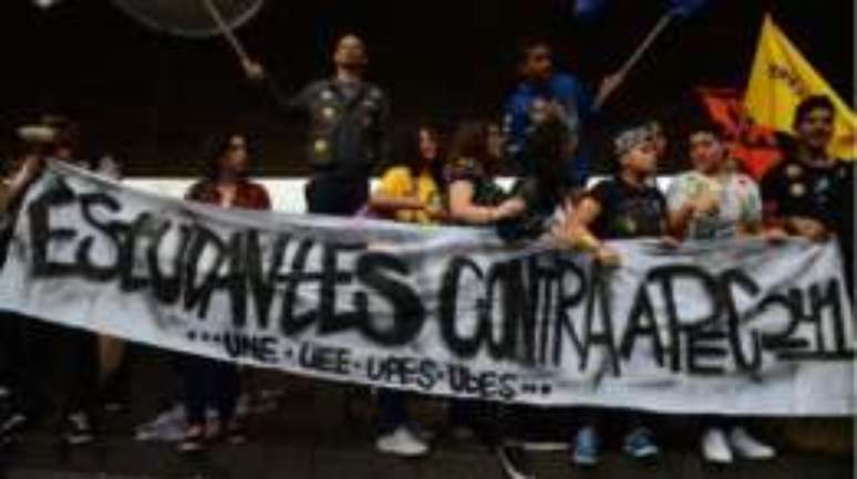 Estudantes fazem manifestação contra a PEC; para relator da ONU, educação ficará prejudicada