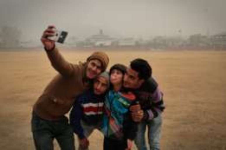 Com status de celebridade local, vizinhos tiram fotos e selfies com Tajamul