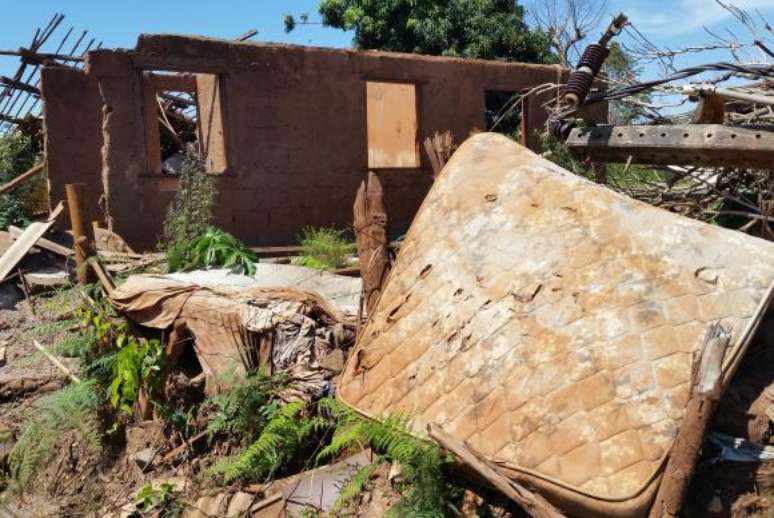 Ruínas de casas do distrito de Bento Rodrigues, destruído pela lama da barragem de Fundão