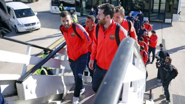 Ao lado de Alba, Messi sobe no avião para Doha (Foto: Miguel Ruiz / Barcelona)