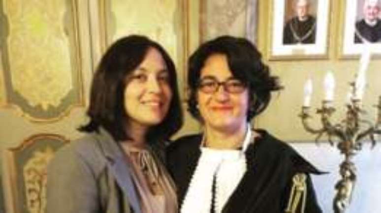 Manuela Magalhães e sua advogada, Susanna Schivo, comemoram decisão da Justiça italiana