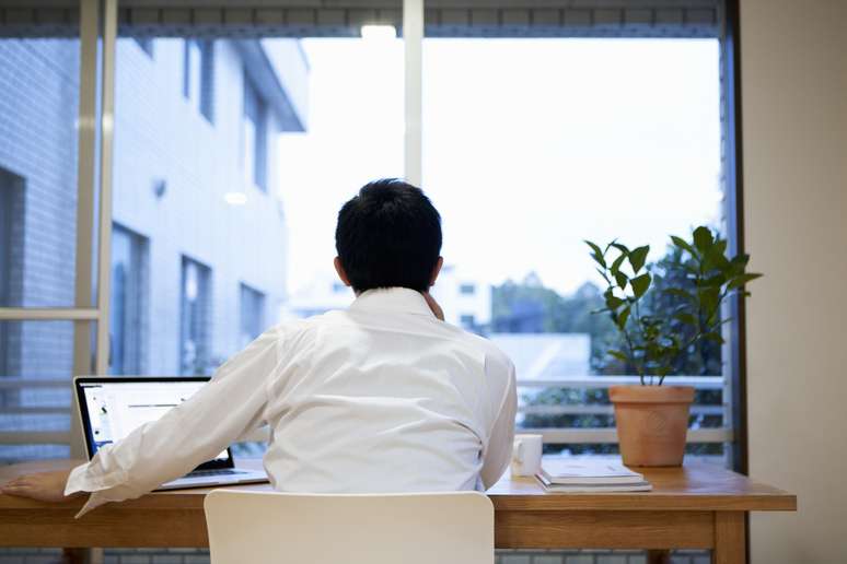 Alguns indiv&iacute;duos s&atilde;o mais produtivos quando trabalham sozinhos, j&aacute; que trabalhar em grupo pode distrair e causar atraso na entrega de tarefas ou projetos.