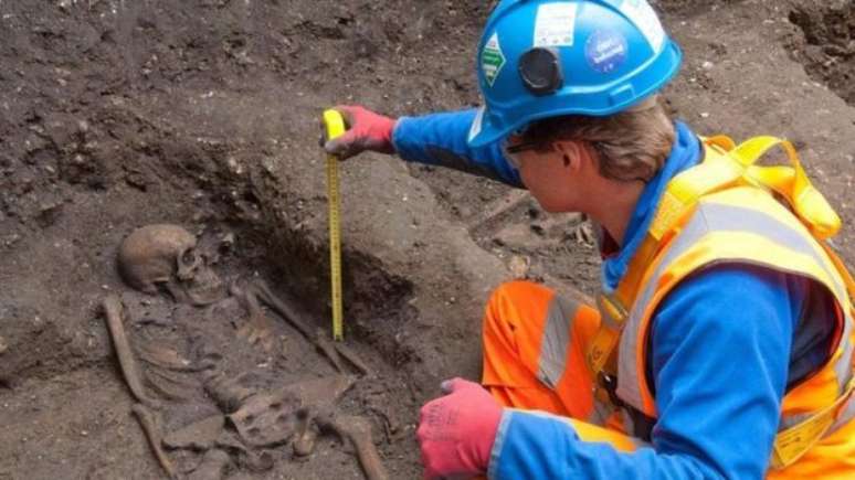 Arqueólogos querem comparar esqueletos de eras distintas para avaliar impactos da vida moderna sobre a saúde dos britânicos