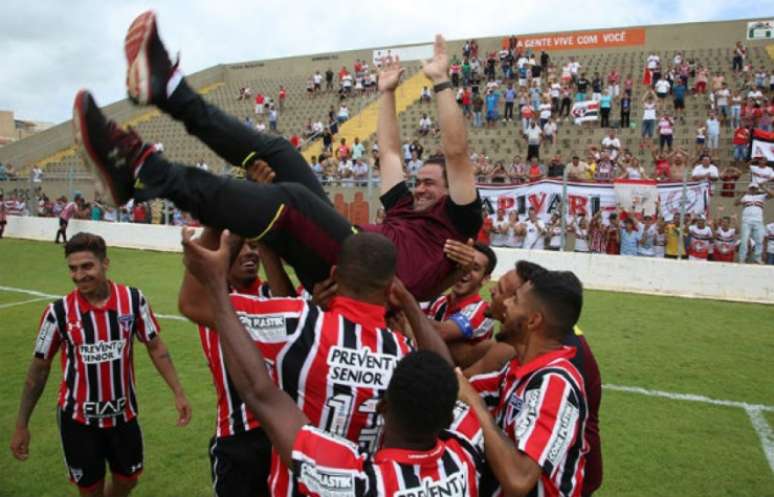 André Jardine é jogado para cima após título do Paulistão Sub-20 no domingo (Foto: Rubens Chiri/saopaulofc.net)