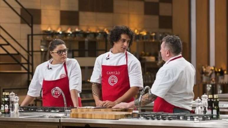 Deyse Paparoto, participante do MasterChef Profissionais, ouviu do colega de equipe Ivo Lopes (dir.) que ela deveria 'varrer o ch&atilde;o'