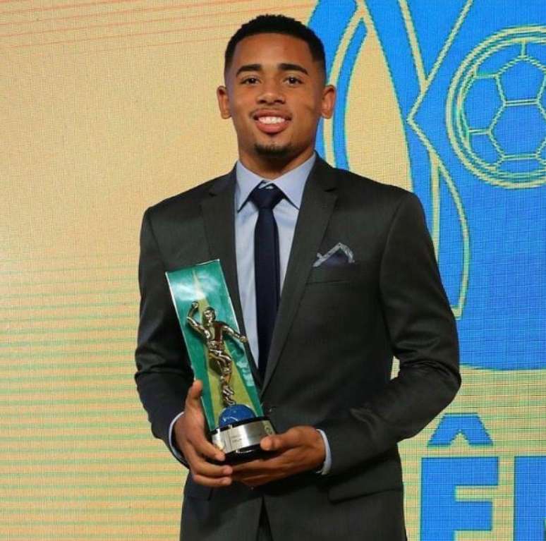 Gabriel Jesus recebeu o prêmio de Melhor Jogador do Campeonato Brasileiro