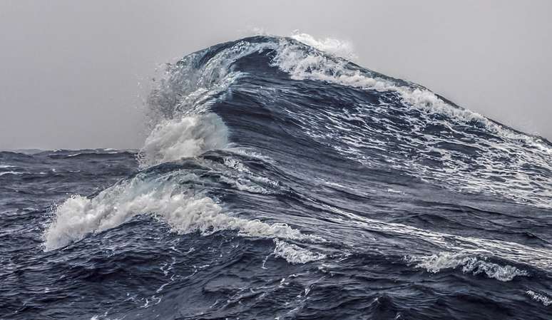 A onda foi registrada por uma boia automática no oceano Atlântico Norte, entre Islândia e Reino Unido.