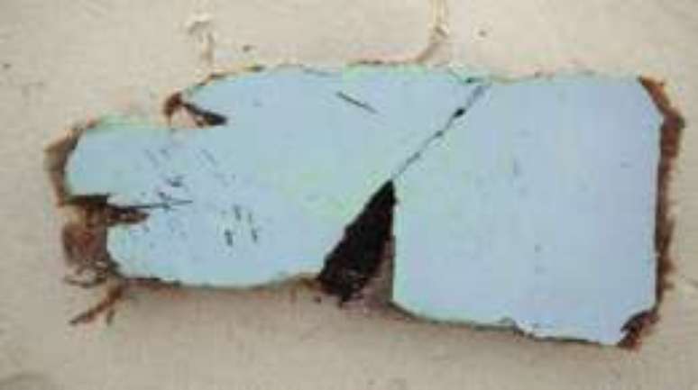 Este destroço, que pode ser do voo MH370, foi encontrado em Madagascar em junho