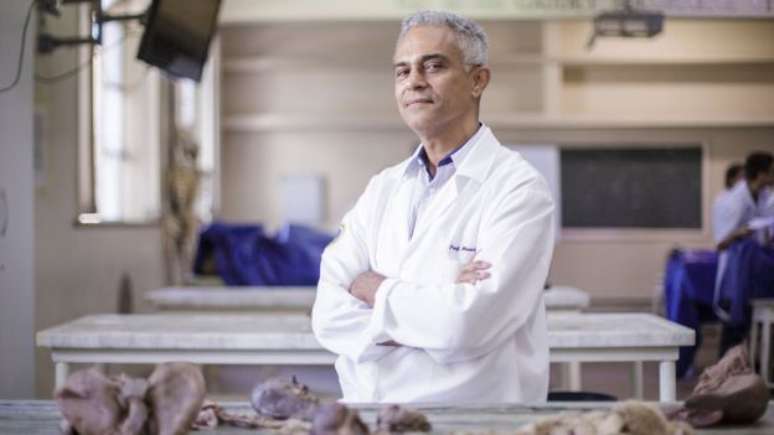 Humberto Alves em laboratório de anatomia: interesse pelo corpo humano e 34 anos de docência 