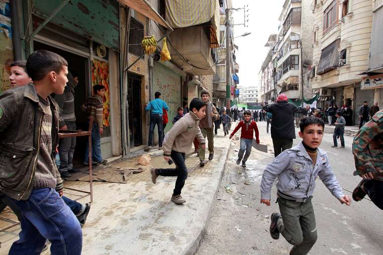 Civis correm ao ouvirem bombardeio aéreo nas proximidades durante protesto contra o presidente Bashar al-Assad em Aleppo